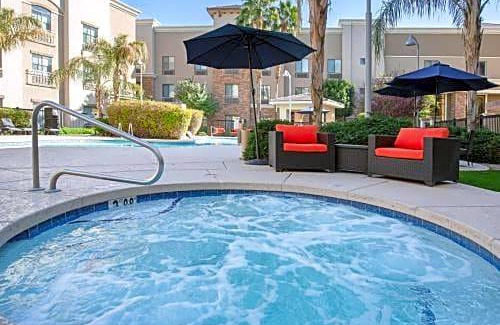 Glendale Sports and Entertainment District Hotel | Holiday Inn Express & Suites Phoenix Glendale Dist, an IHG Hotel