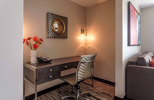 Jewell Heights - Hoffman Heights Hotel | 4-Star Hotel ∙ Hyatt Regency Aurora-Denver Conference Center