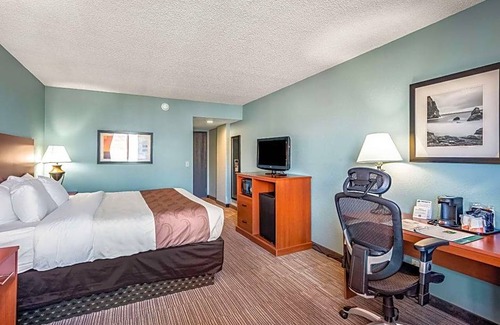 West Colorado Springs Hotel | 2-Star Hotel ∙ Quality Inn & Suites Garden Of The Gods