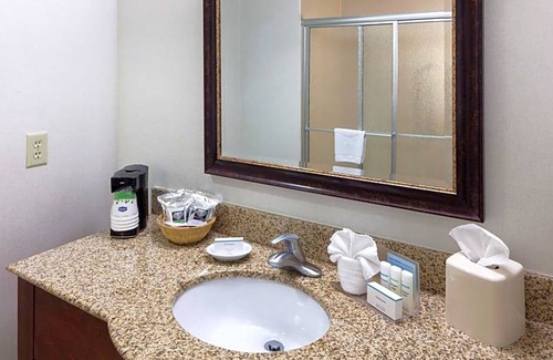 Southwest Colorado Springs Hotel | 2-Star Hotel ∙ Hampton Inn & Suites Colorado Springs/I-25 South
