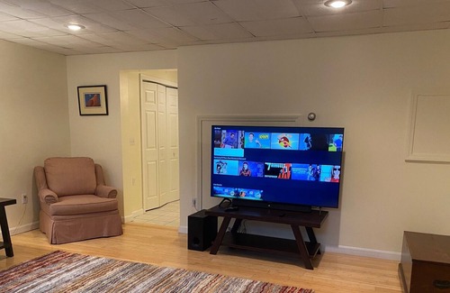 Duxbury House | Walking distance to all the pubs and restaurants Waterbury offers!