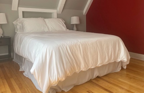 Waterbury Apartment | Clean 3br apt. Historical Waterbury Village. Nearby Stowe and Sugarbush skiing.