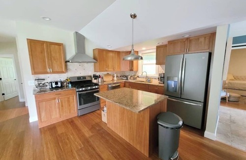 Waterbury House | Clean, perfect home a mile from historic Waterbury