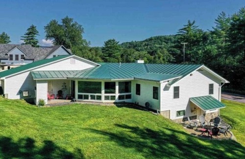 Waterbury House | Clean, perfect home a mile from historic Waterbury