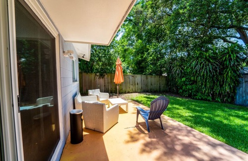 University House | USF Hideaway – Steps from USF & Moffitt, Pet-Friendly 3BR Home with Backyard