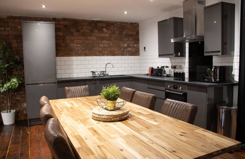 Liverpool City Centre Apartment | UStay 27 Stanley Street Party Apartments