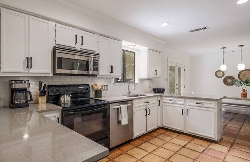 Austin House | UT Football Fave - Fire Pit, Hot Tub, Pool, More!