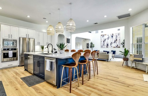 Hudson Bend House | UT Football Fave - Pool, Hot Tub, Fire Pit, More!