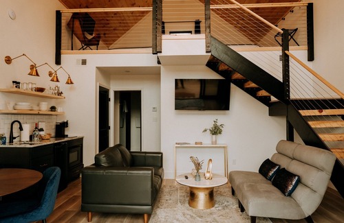 Gatlinburg - Pigeon Forge Cottage | UT Football + Nighttime Views + Hot Tub!