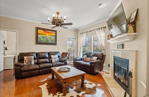 North University Apartment | UT Retro Getaway- 2 King Beds, Workspace, F1 & Football