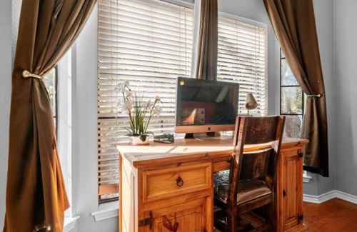 North University Apartment | UT Retro Getaway- 2 King Beds, Workspace, F1 & Football