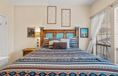 North University Apartment | UT Retro Getaway- 2 King Beds, Workspace, F1 & Football