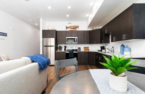 Capitol Hill Apartment | UTAH Maritime, FAST WIFI, Conventions, King Bed