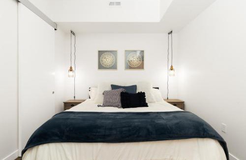 Capitol Hill Apartment | UTAH Maritime, FAST WIFI, Conventions, King Bed