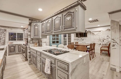 Las Vegas Villa | UU Modern-Traditional 8BD/8BA Villa, inner Karaoke Room. Sleeps 24!