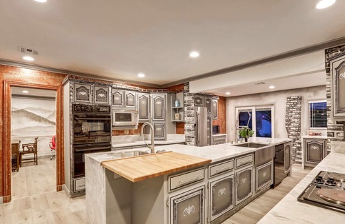 Las Vegas Villa | UU Modern-Traditional 8BD/8BA Villa, inner Karaoke Room. Sleeps 24!