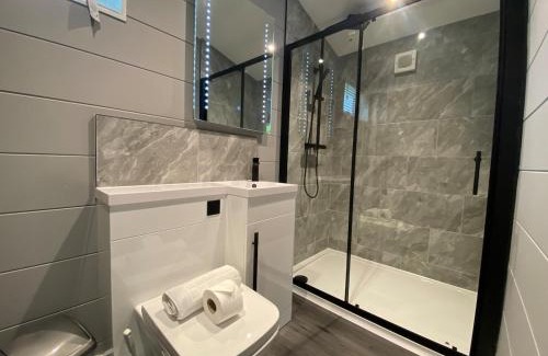 Bethesda Apartment | V17 - Rivers Edge with Hot Tub