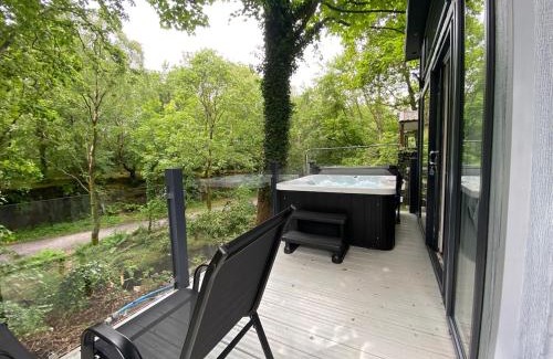Bethesda Apartment | V18 - Rivers Edge with Hot tub