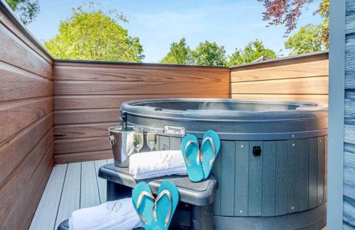 Bethesda Apartment | V28 - The Lookout with Hot Tub