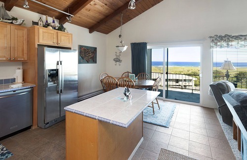 Gearhart Condo | V488 2 Bedroom Pet Friendly 3rd floor, elevator, No Cleaning fee