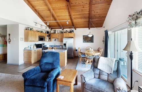 Gearhart Condo | V488 2 Bedroom Pet Friendly 3rd floor, elevator, No Cleaning fee