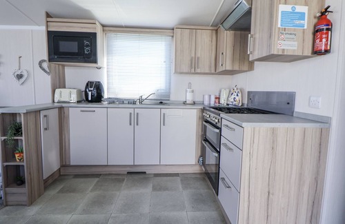 Towyn Cottage | V9 TY MAWR HOLIDAY PARK, pet friendly in Towyn