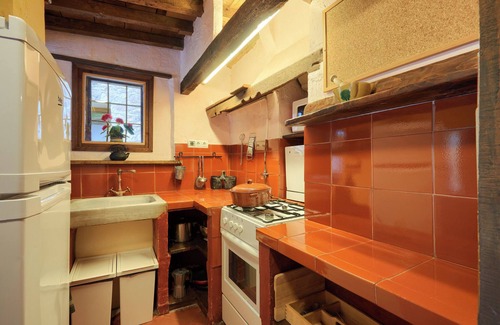 Sant Joan de Les Abadesses House | Vacation Home "Galliner, El Reixac Casa Rural" with Mountain View, Shared Pool & Wi-Fi
