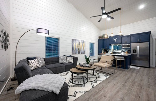 Pickens Cabin | Vacana: Anytime Wine, Sauna, Bar, Big Patio, Hot Tub, Fire Pit