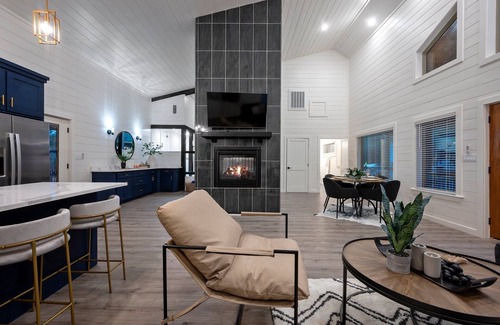 Pickens Cabin | Vacana: Anytime Wine, Sauna, Bar, Big Patio, Hot Tub, Fire Pit
