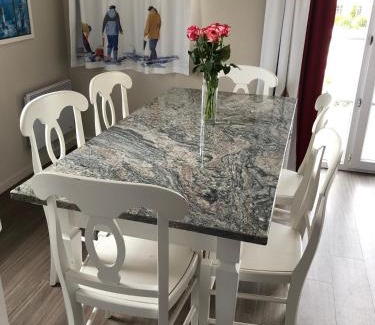 Guilvinec Apartment | VACANCES A L OCEAN - GRAND T4 VUE MER GRAND BALCON tout confort - WIFI ET PARKING GRATUITS - MER PLAGE PISCINE à environ 25 m - Centre ville, tous commerces, marché, et port à 10 minutes à pied en longeant la mer