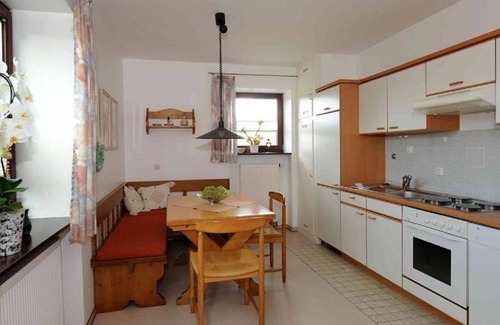 Poppenhausen Apartment | Vacation apartment in the "Liebig-Haus" - apartment/flat, shower and bath, WC, 2