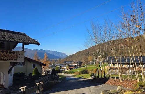Konigssee Apartment | Vacation apartment for 1-2 people, open-plan living/sleeping area with kitchenette, bathroom with bathtub and shower