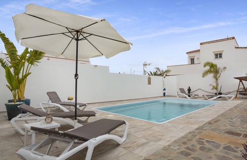 Triquivijate Apartment | Vacation Apartment 'Media Luna -Apartamento Con Terraza' with Private Terrace and Wi-Fi