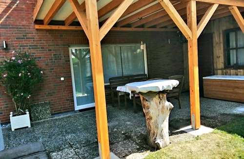 Brekendorf Apartment | Vacation apartment with garden for dogs in the Hüttner mountains