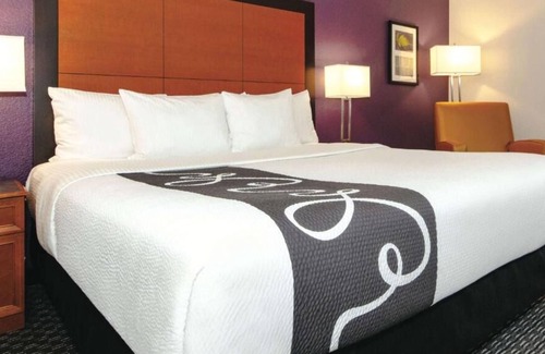 Guasti House | Vacation Day Is Always A Great Idea! Pet-friendly Unit. Close to Victoria Garden