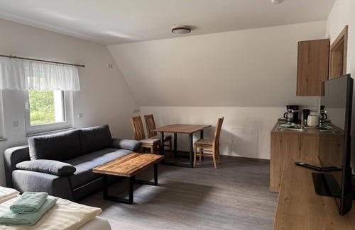 Reinhardtsdorf-Schoena Apartment | Vacation apartment "Himmelsleiter", living/bedroom - Ferienhaus Barbarine