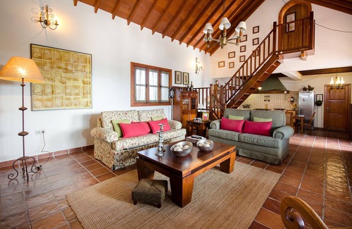 San Bartolome Villa | Vacation 'El Islote' with Mountain View, Private Pool and Wi-Fi