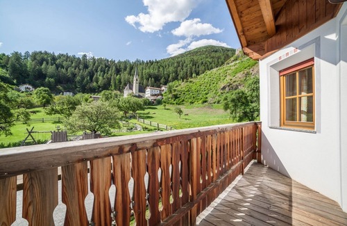 Montechiaro House | Vacation Home 'Ferienhaus Hof am Schloss' with Mountain View, Wi-Fi & Garden