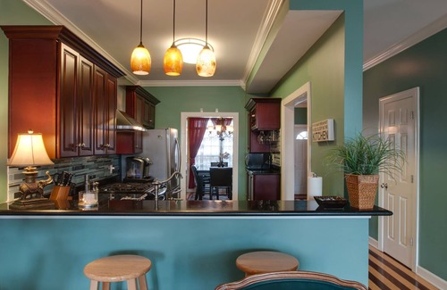 Buena Vista House | Vacation Home-5 Mins Downtown! 2 Bdrm 2.5 bath Hot Tub! Fireplace! Up to 4 Adult