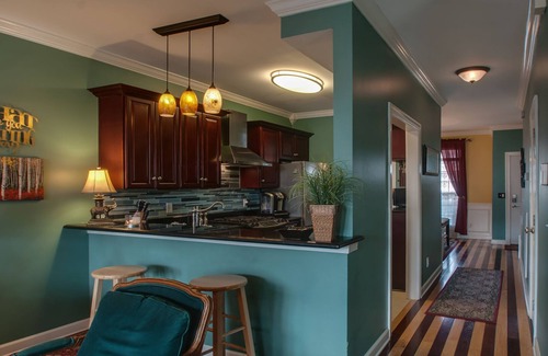 Buena Vista House | Vacation Home-5 Mins Downtown! 2 Bdrm 2.5 bath Hot Tub! Fireplace! Up to 4 Adult