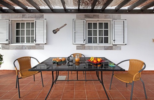 Tuineje House | Vacation Home 'Casa Majos' with Mountain View, Private Terrace and Wi-Fi