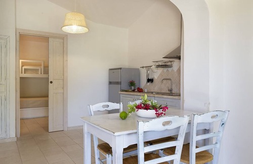 La Conia House | Vacation Home "Casa giardino e spiaggia a piedi" near the Beach with Garden & Terrace