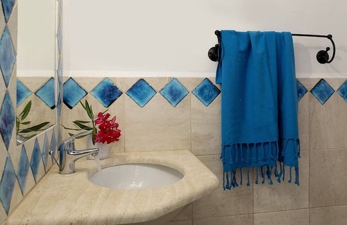 La Conia House | Vacation Home "Casa giardino e spiaggia a piedi" near the Beach with Garden & Terrace