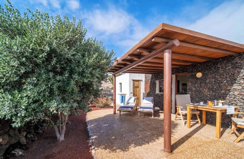 Haria House | Vacation Home 'Casa Margarita 3' with Mountain View, Private Garden & Wi-Fi
