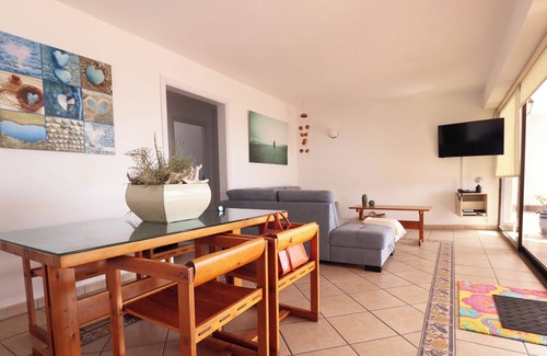 Urbanizacion Famara House | Vacation Home 'Bungalow Aguamar' with Sea View, Shared Terrace & Wi-Fi