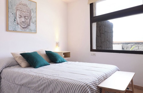 Urbanizacion Famara House | Vacation Home 'Bungalow Aguamar' with Sea View, Shared Terrace & Wi-Fi