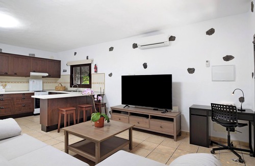 Teguise House | Vacation Home 'Finca El Refugio' with Mountain View, Private Terrace and Wi-Fi