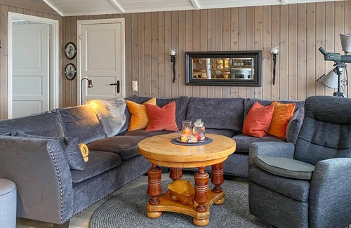 Grovfjord House | Vacation home in first row to the water
