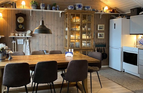 Grovfjord House | Vacation home in first row to the water