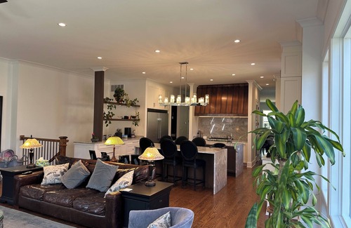 St. Ben's House | Vacation home just 2 minutes drive to Wrigley Field